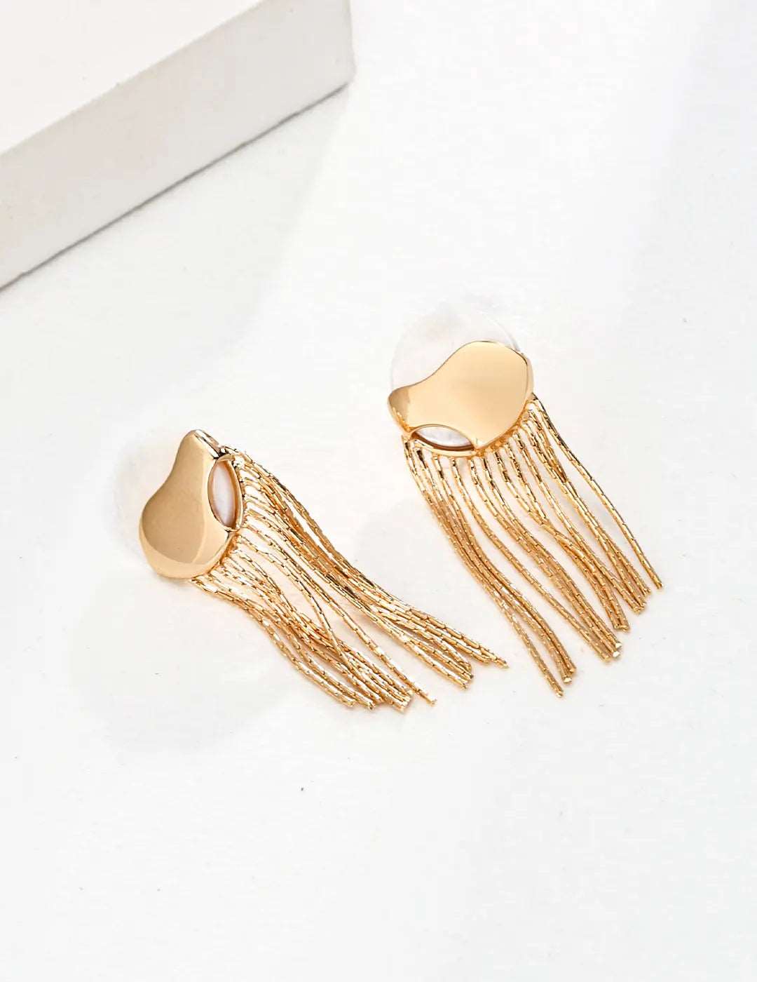 Chic Shell With Gold Tassel Earrings - RXYjewelry